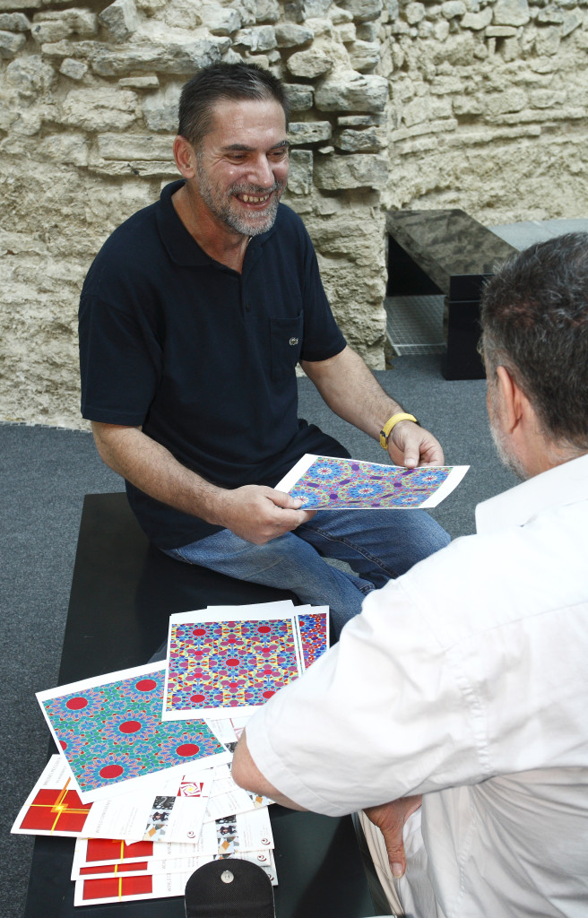 Slavik Jablan Vörös László számítógépes grafikáit nézi 2010-ben rendezett Do You like Paleolithic Op-Art című kiállításának megnyitóján.